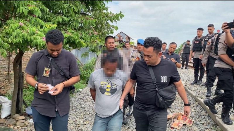 Gerebek Bantaran Rel KA Tembung Polisi Tangkap 3 Pengedar Narkoba, 1 Diantaranya IRT