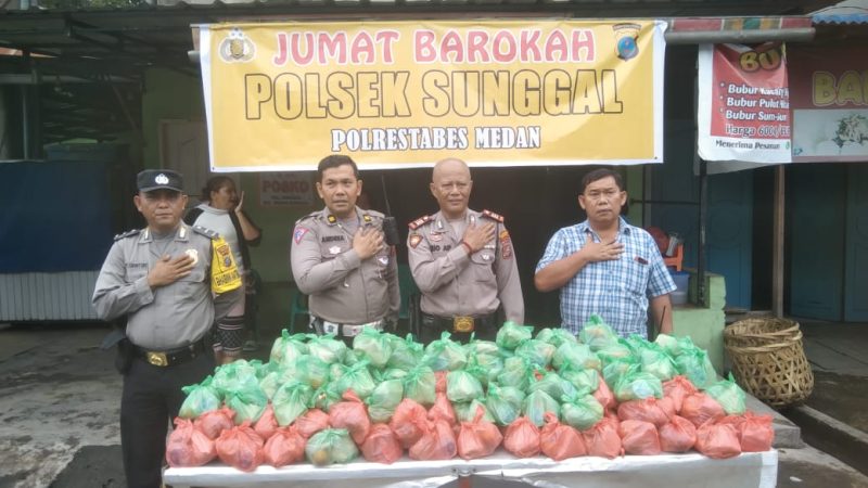 Jumat Barokah, Kapolsek Sunggal Bagikan Nasi Bungkus kepada Warga