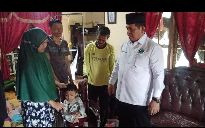 Hujan Tak Menyurutkan Sang Pejuang Duafa Menemui Rizky