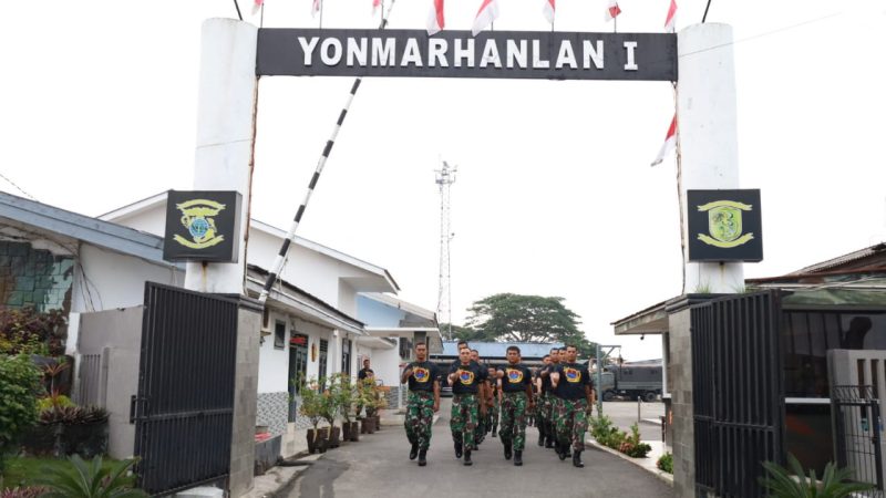 Pelihara Kemampuan Fisik Prajurit Yonmarhanlan I Lari Keliling Kota Belawan