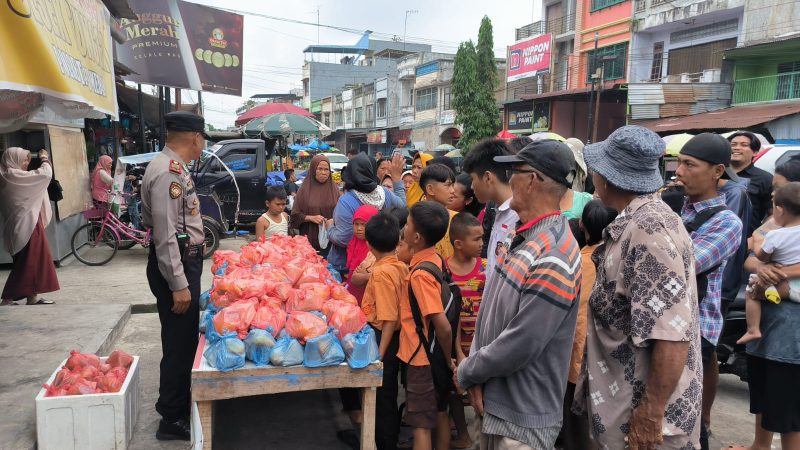 Polsek Sunggal Gelar Kegiatan Jumat Barokah, Bagikan Makanan Gratis ke Masyarakat
