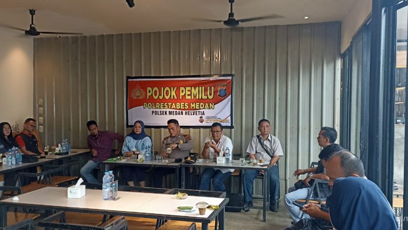 Polsek Medan Helvetia Gelar Pojok Pemilu Bersama PPK dan Panwascam di Cafe Jalan Tengku Amir Hamzah