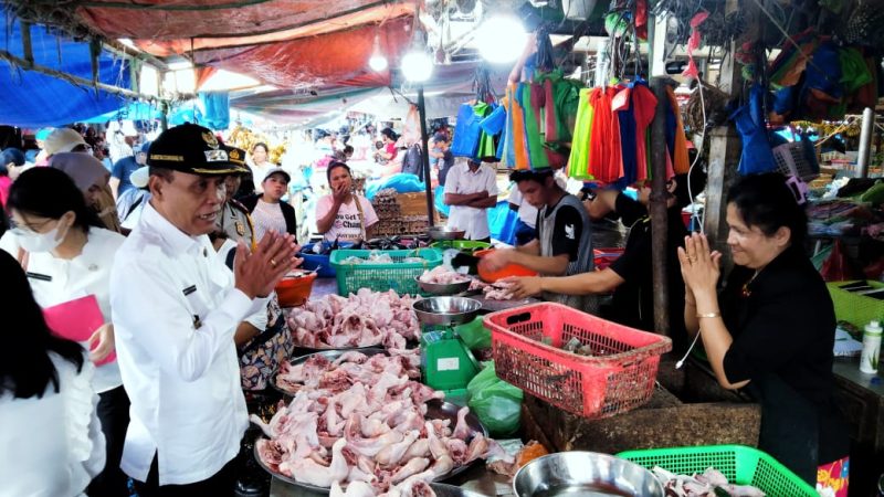 Jelang Nataru, Pemkab Samosir Monitoring Harga Bapokting di Pasar Tradisional Onan Baru Pangururan.