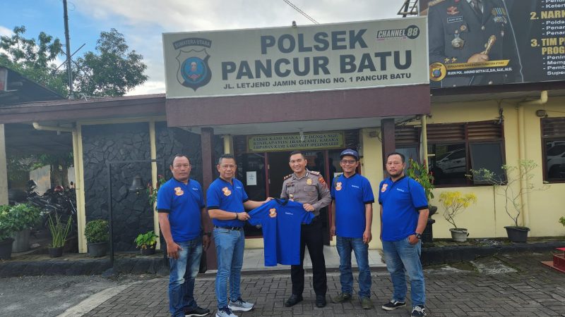 Silaturahmi ke Kapolsek Pancur Batu, Ketua Chairum Lubis Berikan Baju Terbaru Pewarta