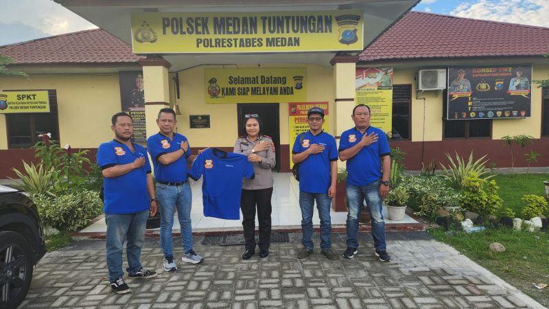 Singgah ke Polsek Tuntungan, Ketua Pewarta Kasih Baju Uniform Baru kepada Kapolsek