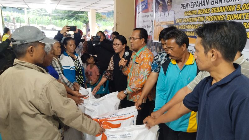 Pemkab Samosir Salurkan Bantuan Pangan Kepada Masyarakat Terdampak Bencana Banjir Bandang
