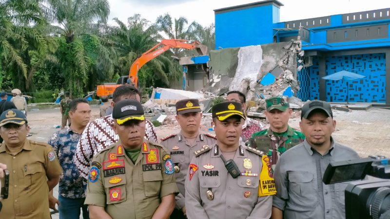 Polrestabes Medan dan Pemkab Deliserdang Robohkan Diskotik Sky Garden