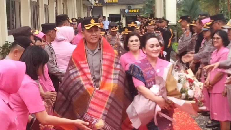 Suasana Haru Iringi Pelepasan Kapolrestabes Medan Kombes Valentino Alfa Tatareda