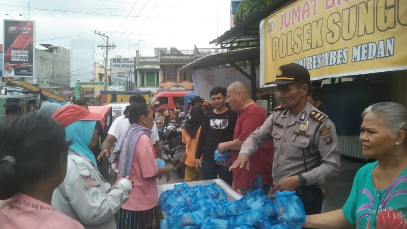 Polsek Medan Sunggal Gulirkan Nasi Bungkus Gratis Kepada Warga Kurang Mampu di Jalan Sunggal