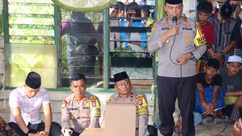 Melayat ke rumah duka, Kapolres Pelabuhan Belawan Berduka Cita dan Berikan Bantuan kepada Keluarga Almarhum Ferdian Samra Nasution