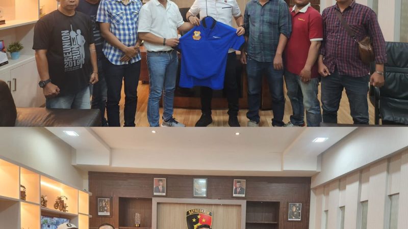 Beri rasa aman dan nyaman Tim URC Polrestabes Medan Gerak Cepat Cegah Begal dan Kejahatan Jalanan “Ketua Pewarta berikan baju kaos pewarta”