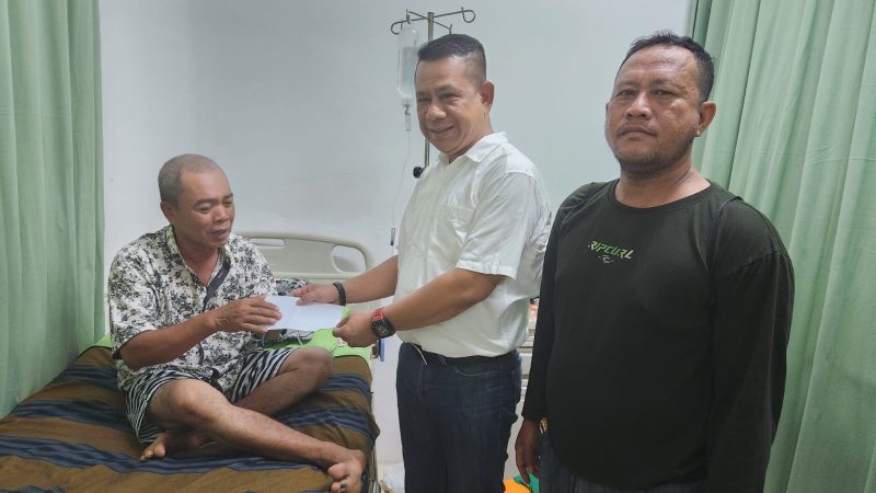 Ketua Pewarta Besuk Warga yang Kena Stroke di Rumah Sakit Muhammadiyah