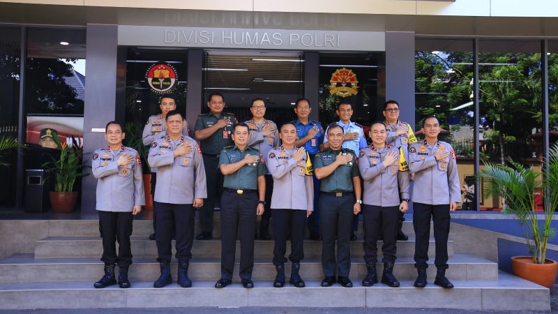 Kunjungan Kapuspen TNI Ke Humas Polri, Irjen Pol Sandi Nugroho : Sinergitas Kunci Lewati Tantangan