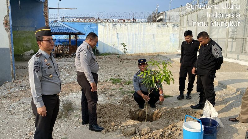 Ciptakan Lingkungan Asri Petugas Lapas Binjai Serempak Menanam Pohon