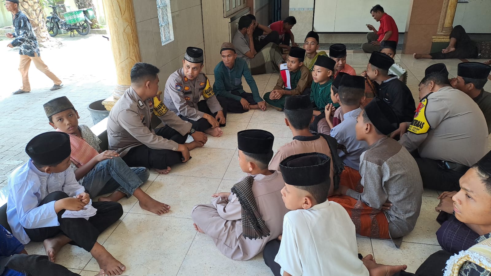 Polres Pelabuhan Belawan Gelar “Jumat Curhat” di Mesjid Muchlisin: Ajakan untuk Jaga Kamtibmas Bersama