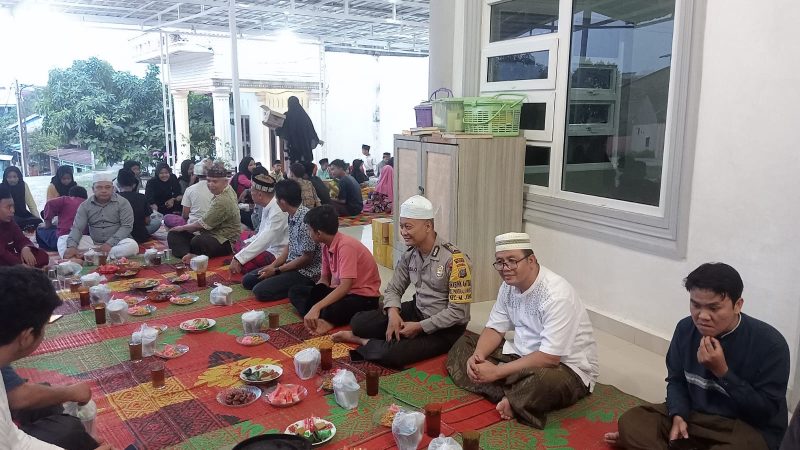 Pererat Silaturahmi, Kapolsek Deli Tua Berbagi Takjil Dan Buka Puasa Bersama dengan Masyarakat Di Masjid Al Hamid Medan Johor
