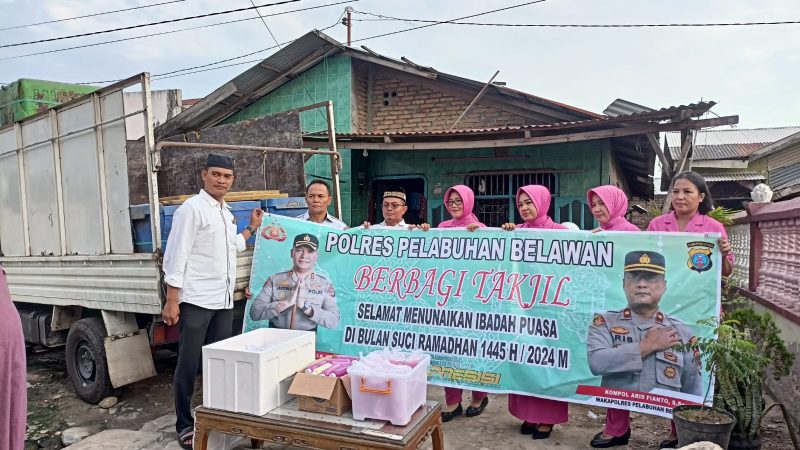 Meriahkan Ramadhan, Polres Pelabuhan Belawan Bagikan Takjil Gratis di Lorong 3 Umum Kelurahan Bagan Deli