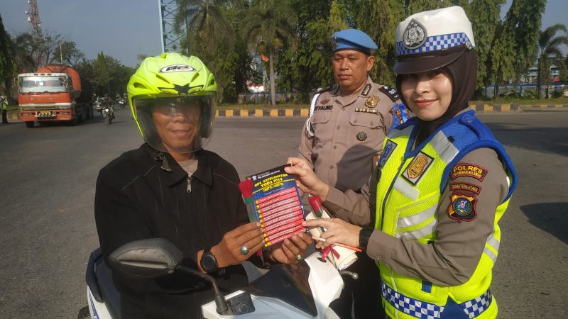 Sat Lantas Polres Pelabuhan Belawan Himbau Pengguna Jalan Patuhi Keselamatan Berkendara Melalui Pembagian Brosur dan Bunga