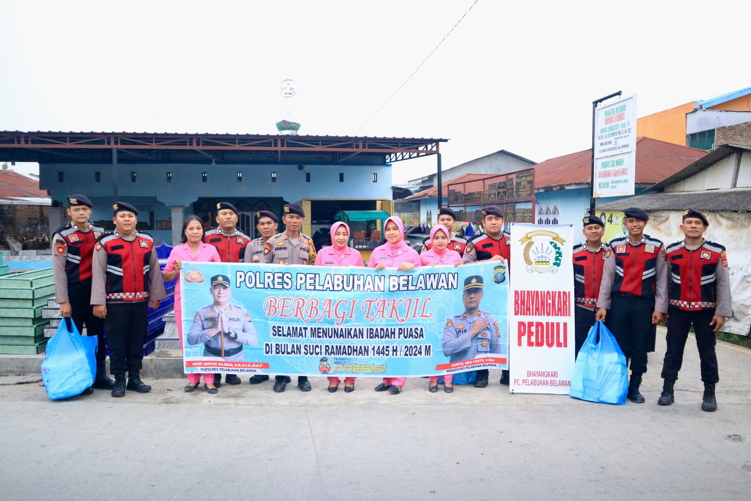 Polres Pelabuhan Belawan Bagikan Takjil Gratis di Jalan Yong Pana Hijau
