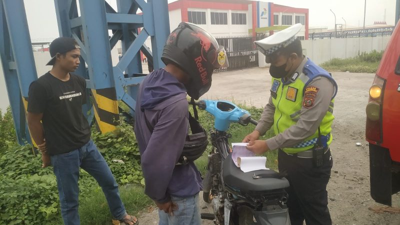 Kasat Lantas Polres Pelabuhan Belawan Ingatkan Warga Patuhi Aturan Lalulintas untuk Keselamatan Bersama