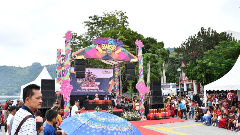 Semarakkan Event Trail Of The King, Pemkab Samosir Adakan Pagelaran Seni Budaya Fashion Show.