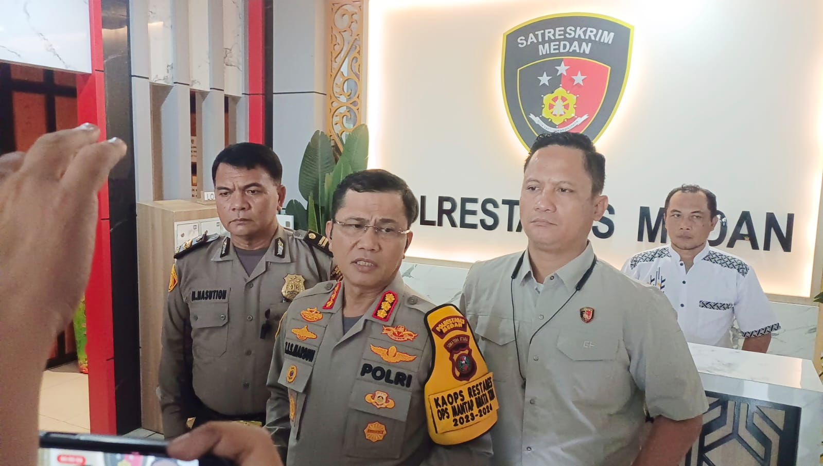 Polrestabes Medan Tembak Begal Sadis di Medan, Tangan Korban Dibacok Hingga Nyaris Putus