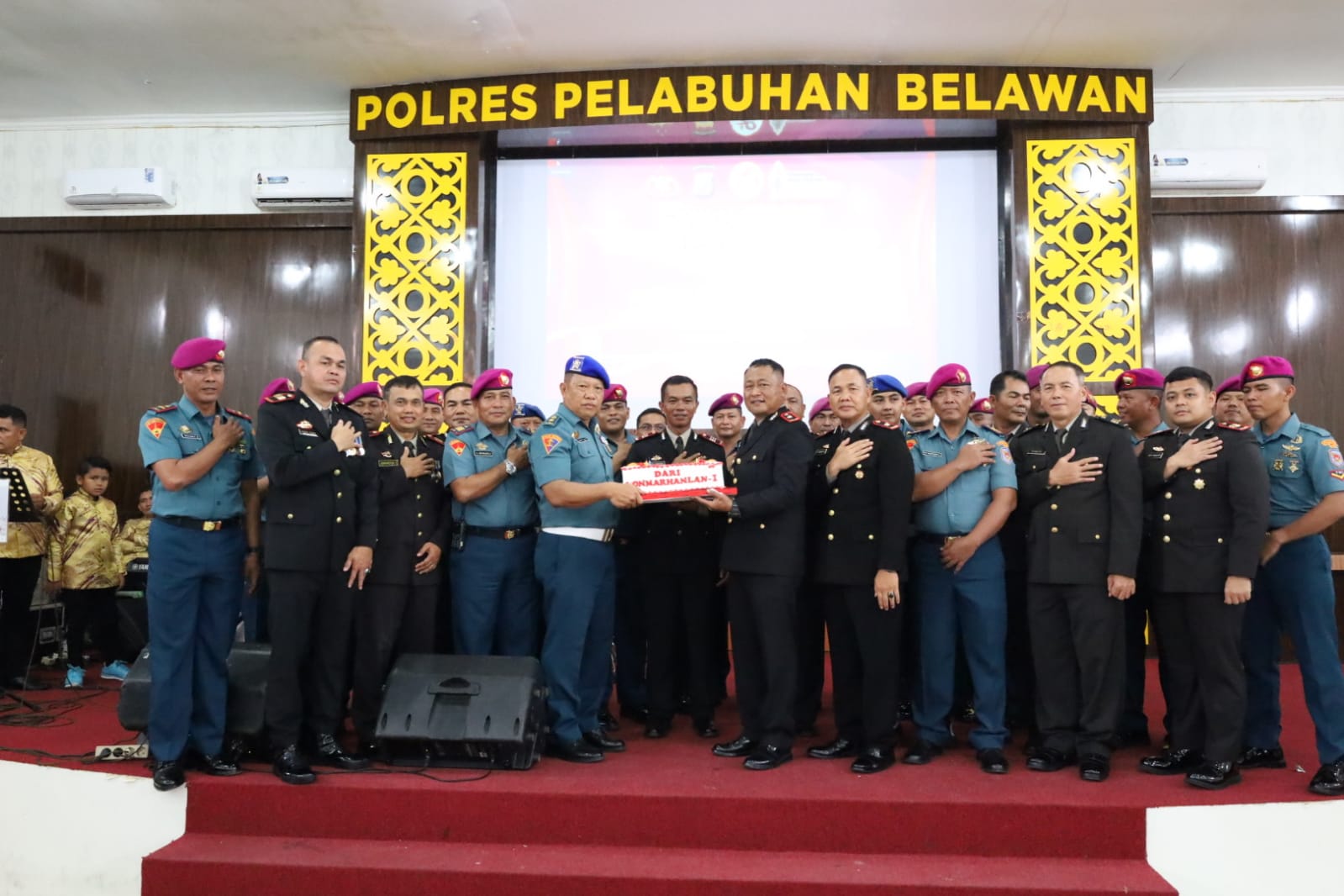 Prajurit Yonmarhanlan I Berikan Suprise Pada HUT Bhayangkara Ke 78 di Mako Polres Pelabuhan Belawan