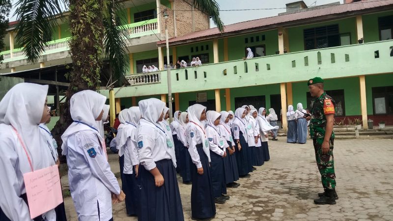 Koramil 0201-10/MM Melaksanakan Kegiatan Masa Pengenalan Lingkungan Sekolah di Sekolah Swasta Bina 1 Medan Marelan
