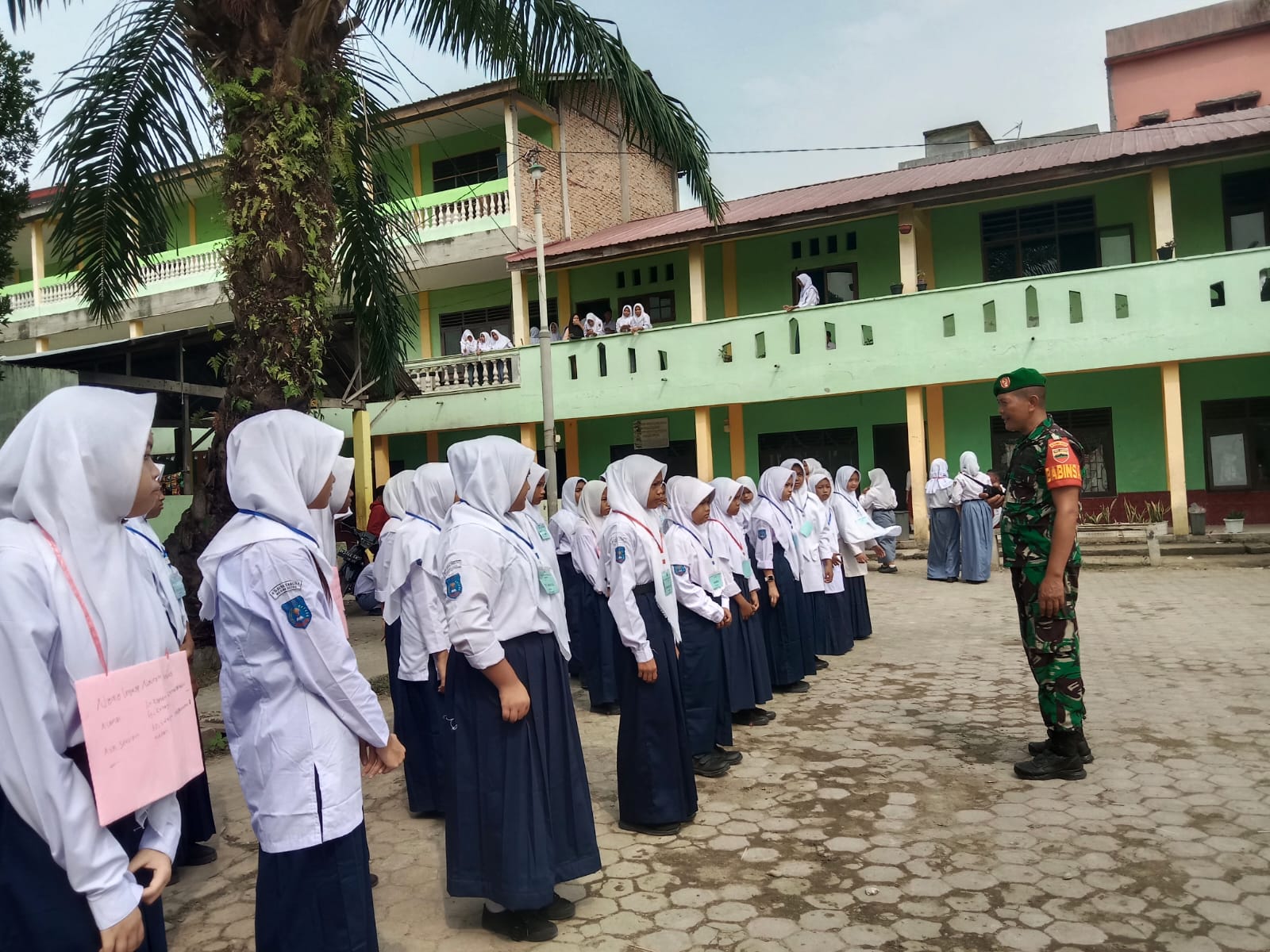 Koramil 0201-10/MM Melaksanakan Kegiatan Masa Pengenalan Lingkungan Sekolah di Sekolah Swasta Bina 1 Medan Marelan