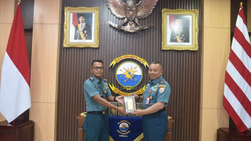 Pangkoarmada II Bagikan 200 Al Qur’an