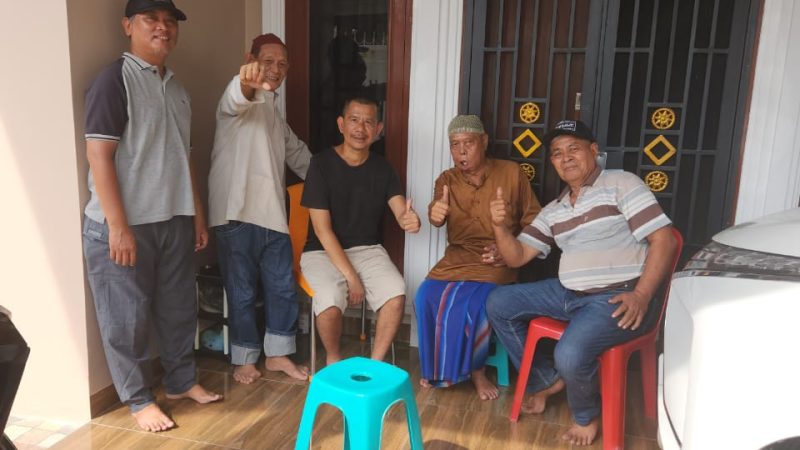 Jumat Barokah, Ketua Pewarta Berbagi Beras kepada Warga