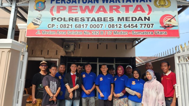 Pemasangan Plank Kantor Pewarta Jadi Momen Kebersamaan Para Wartawan di Sela Giat Rutin Jum’at Berkah