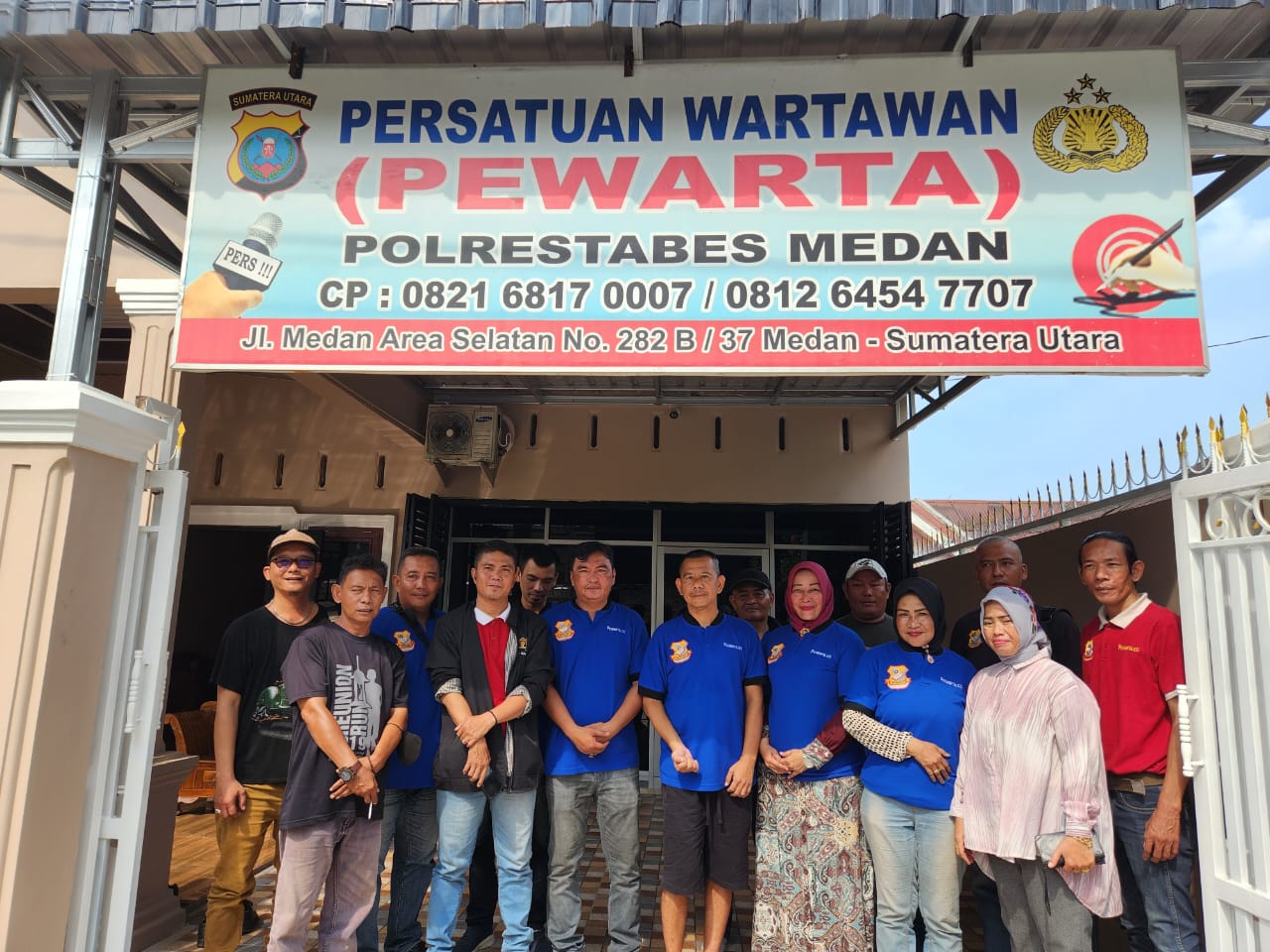 Pemasangan Plank Kantor Pewarta Jadi Momen Kebersamaan Para Wartawan di Sela Giat Rutin Jum’at Berkah