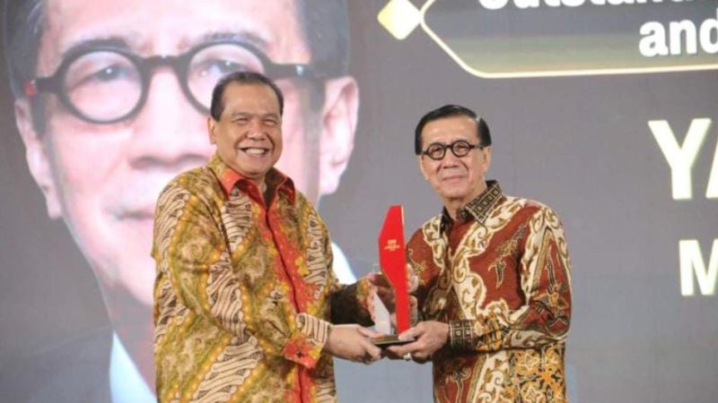 Terima Penghargaan CNN Indonesia Awards 2024, Yasonna H Laoly : Ini Betul-betul Surprise dan Membanggakan saya dan jajaran