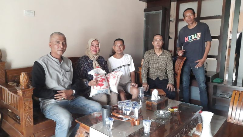 Sambut HUT ke-79 RI, Ketua Pewarta Bagi Sembako ke Anggota dan Pengurus