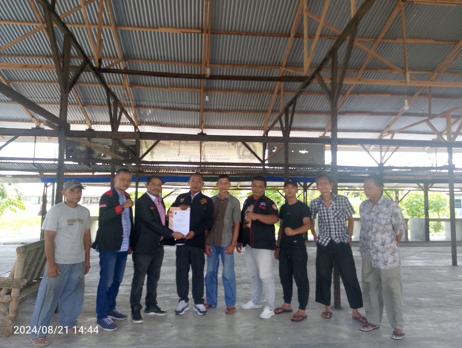 Ketua DPD LSM PENJARA SUMUT Serahkan SK PAC LSM PENJARA Medan Marelan