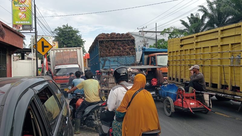 Ruas Jalan Air Batu lumpuh Total