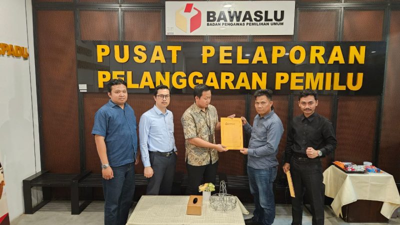 KPU Tapsel Dilaporkan ke Bawaslu RI *Ijinkan Ganti Pasangan Calon, KPU Tapsel Dilaporkan ke Bawaslu RI