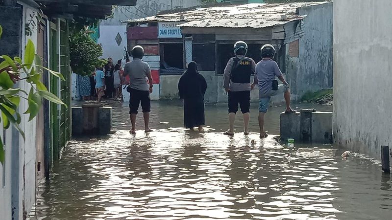 Kapolsek Belawan AKP Ponijo Bubarkan Aksi Tawuran Saat Banjir Rob