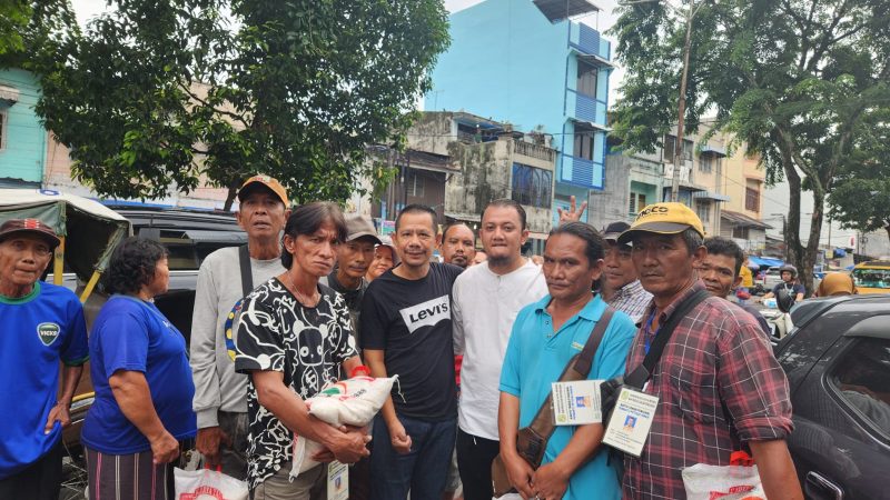 Jumat Barokah Penuh Berkah, Ketua Pewarta Berbagi Beras Kepada Warga dan Anggota