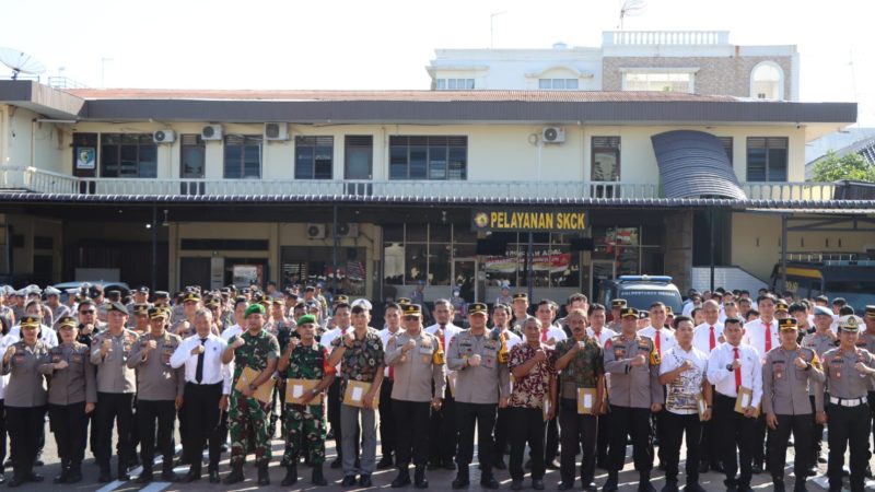 Kapolrestabes Medan Berikan Penghargaan Personel Berprestasi, TNI dan Masyarakat