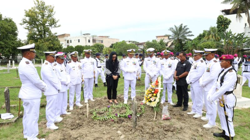 Beri Penghormatan Terakhir Kepada Perwira Terbaik,Danyonmarhanlan I Laksanakan Depotase Pemakaman Militer