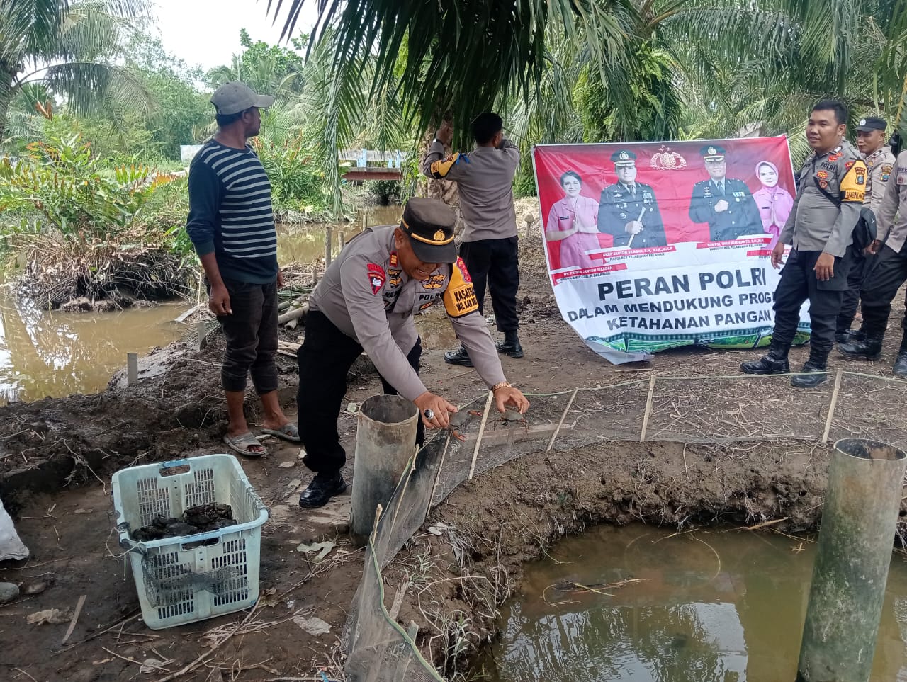 Polsek Hamparan Perak Dukung Ketahanan Pangan dengan Berikan Bibit Kepiting dan Ikan Kepada Warga