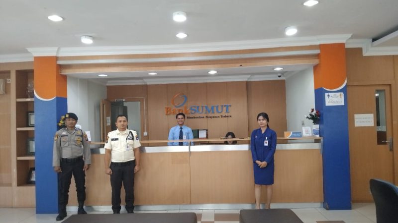 Polres Samosir dan Sat Pam Obvit Tingkatkan Pengamanan di Kantor Bank Pangururan