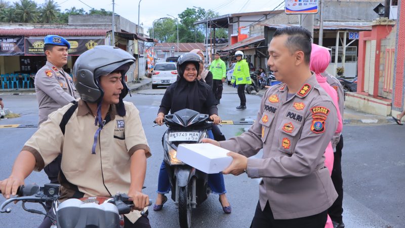 Polres Samosir dan Bhayangkari Berbagi Takjil di Bulan Suci Ramadhan