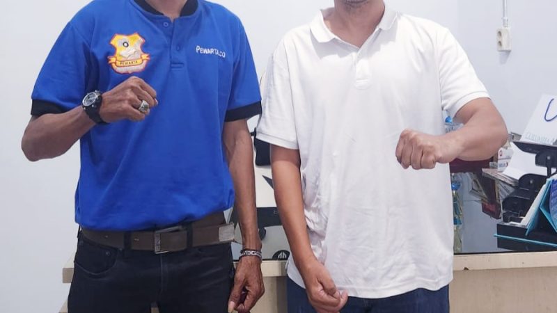 Ramadhan Penuh Berkah, Ketua Pewarta Serahkan Sembako di Jumat Barokah