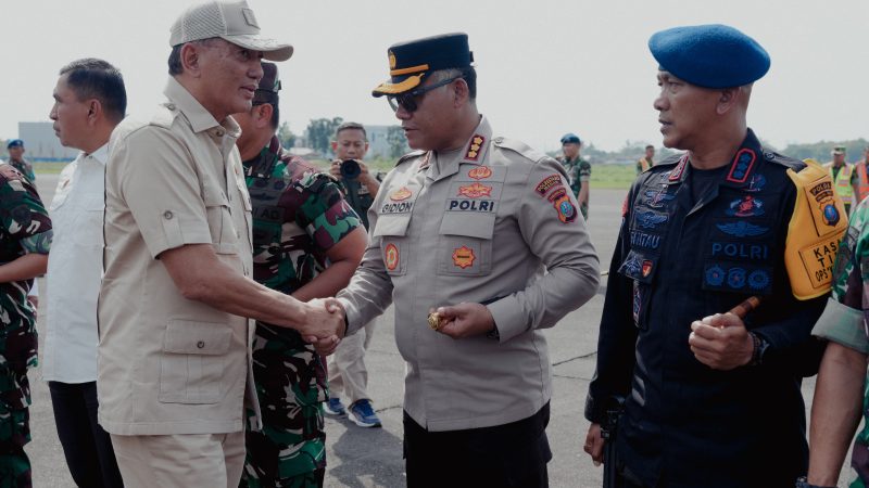 Kapolrestabes Medan Sambut Kunjungan Menteri Pertahanan RI di Lanud Soewondo