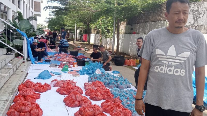 Tebar Berkah Hari Raya Idul Adha 1446 H PUD Pasar Kota Medan Bersama Karyawan Bagikan Daging Kurban