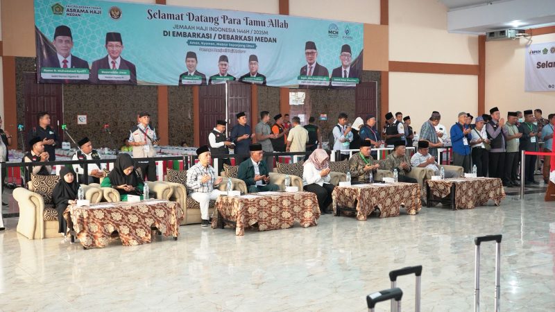 Ketua PPIH dan Wabup Madina Sambut Kedatangan Jemaah Haji Kloter 5 Debarkasi Medan