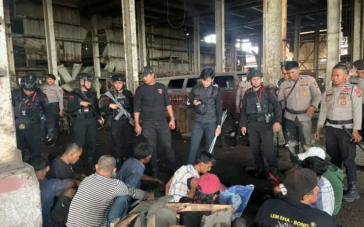 Brimob Polda Sumut Bersama Tim Gabungan Lakukan Penindakan Terhadap Aksi Penjarahan Aset PT ABR Di Medan 37 Orang Diamankan